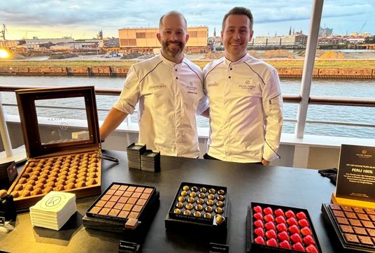 Produktionsleiter Sebastian Bator und Chocolatier Meister Kevin Kugel versüßen den Hamburger Abend.